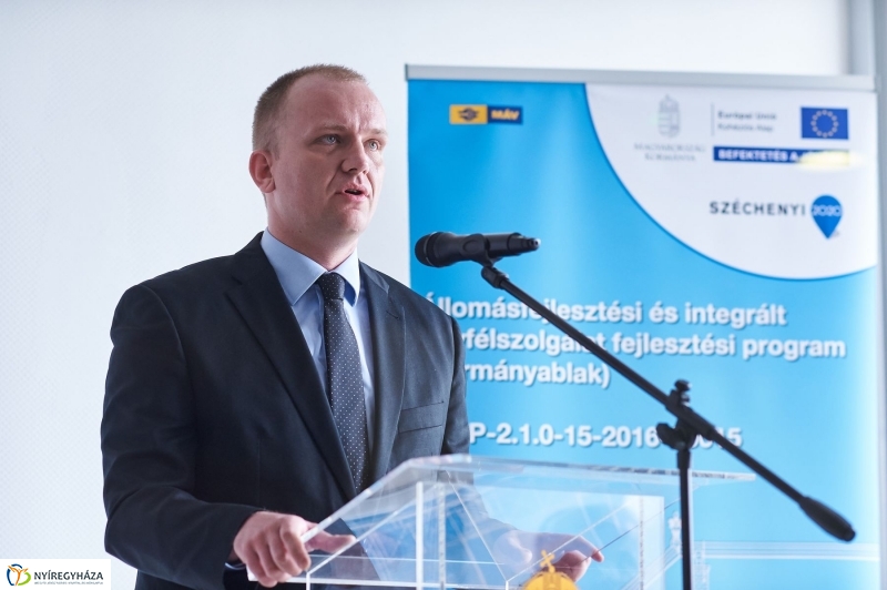 Kormányablak átadás a vasútállomáson - fotó Szarka Lajos