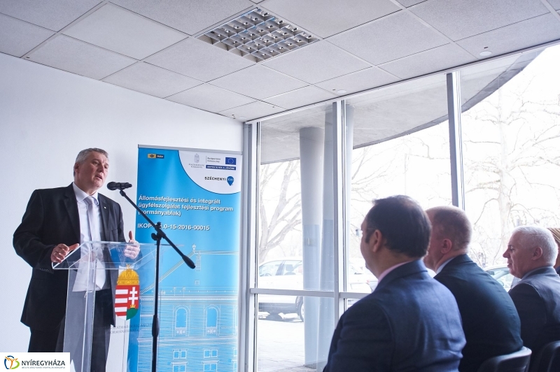 Kormányablak átadás a vasútállomáson - fotó Szarka Lajos