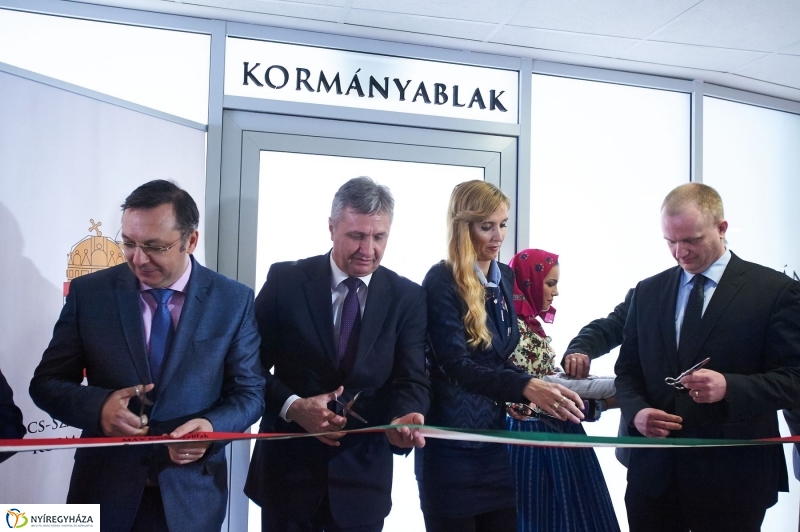 Kormányablak átadás a vasútállomáson - fotó Szarka Lajos