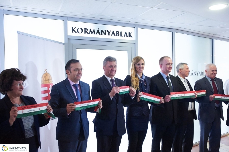 Kormányablak átadás a vasútállomáson - fotó Szarka Lajos