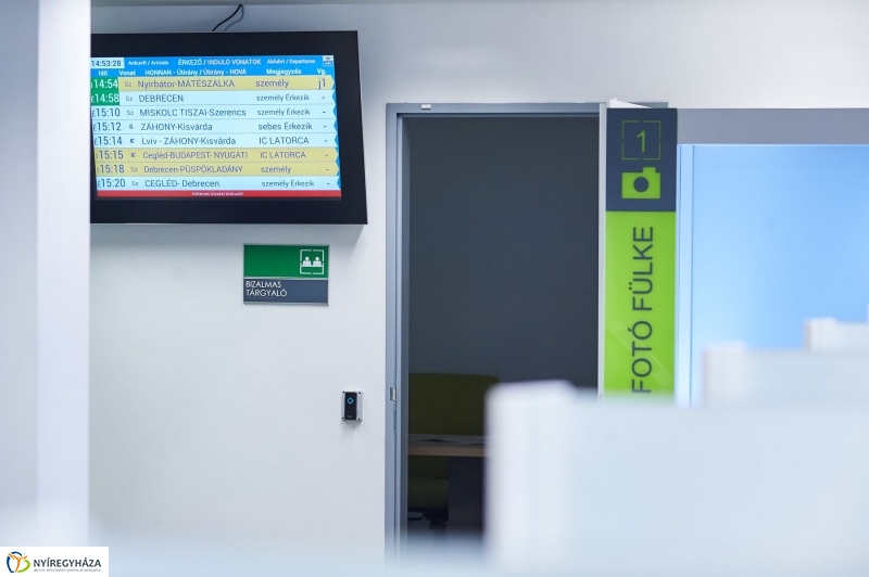 Kormányablak átadás a vasútállomáson - fotó Szarka Lajos