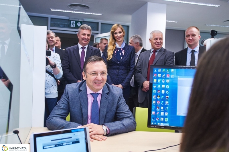 Kormányablak átadás a vasútállomáson - fotó Szarka Lajos