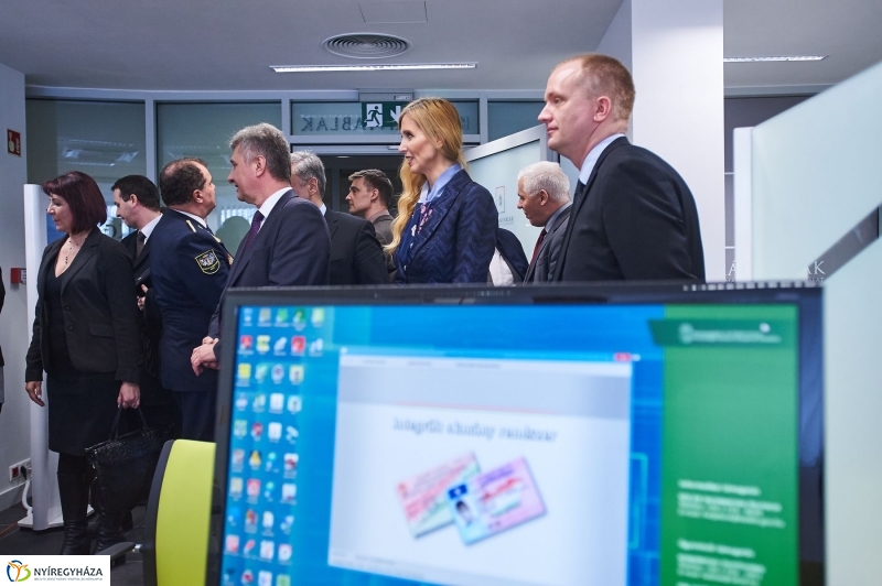 Kormányablak átadás a vasútállomáson - fotó Szarka Lajos