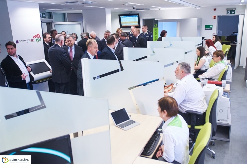 Kormányablak átadás a vasútállomáson - fotó Szarka Lajos