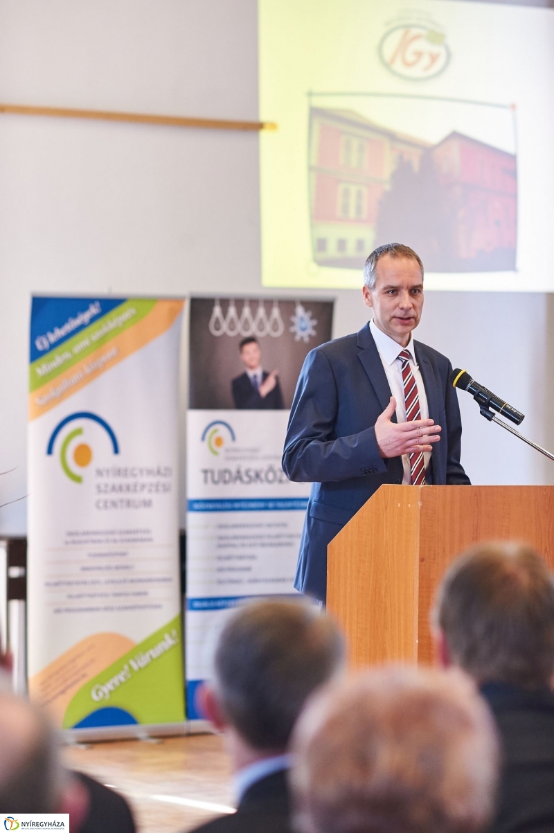 Felújított Inczédy iskola - fotó Szarka Lajos