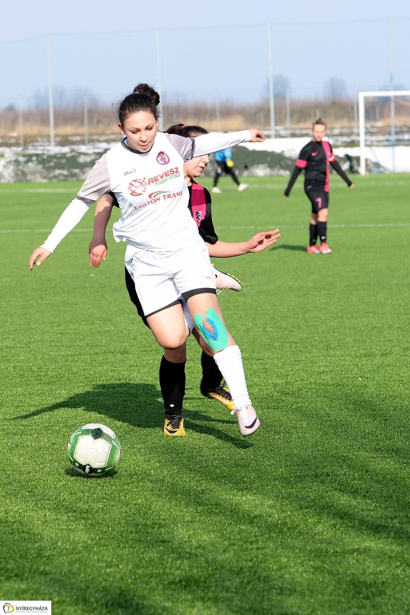 Városi derbi a női focistáknál - fotó Trifonov Éva