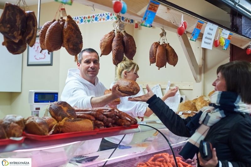 Húsvét előtt a piacon - fotó Szarka Lajos