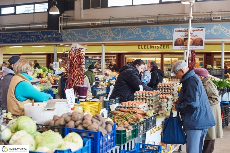 Húsvét előtt a piacon - fotó Szarka Lajos