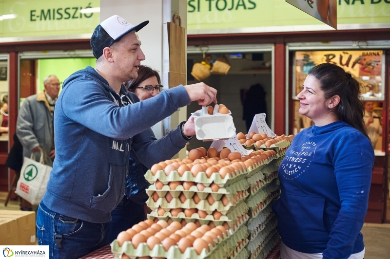 Húsvét előtt a piacon - fotó Szarka Lajos