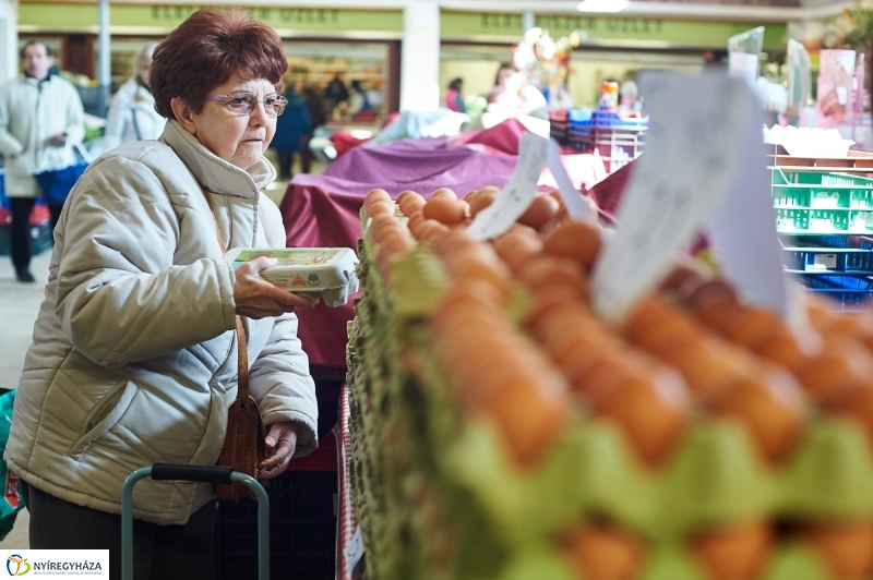 Húsvét előtt a piacon - fotó Szarka Lajos