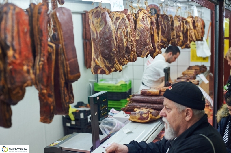 Húsvét előtt a piacon - fotó Szarka Lajos