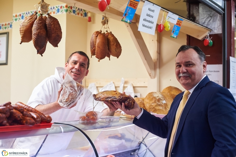 Húsvét előtt a piacon - fotó Szarka Lajos