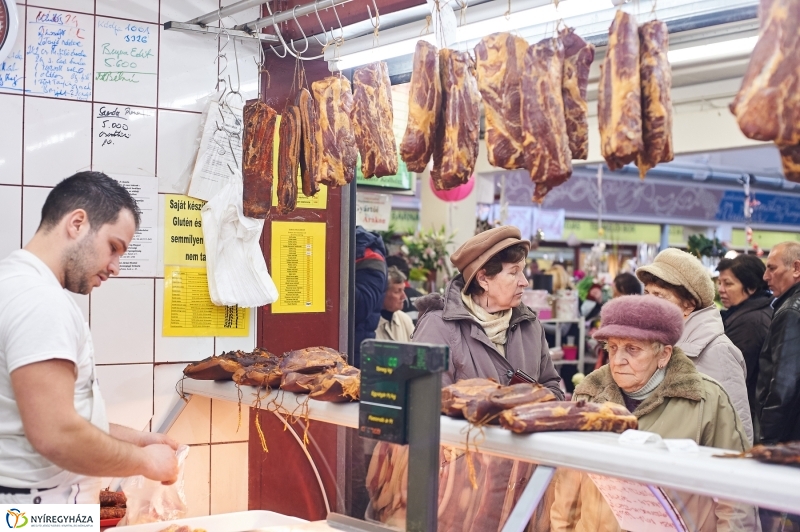 Húsvét előtt a piacon - fotó Szarka Lajos