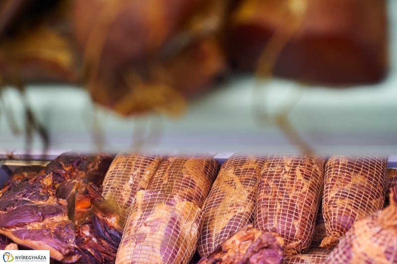 Húsvét előtt a piacon - fotó Szarka Lajos