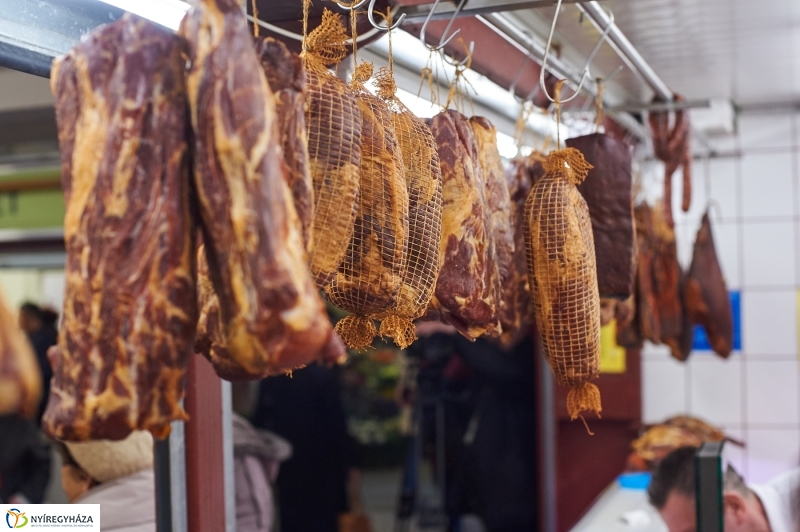 Húsvét előtt a piacon - fotó Szarka Lajos