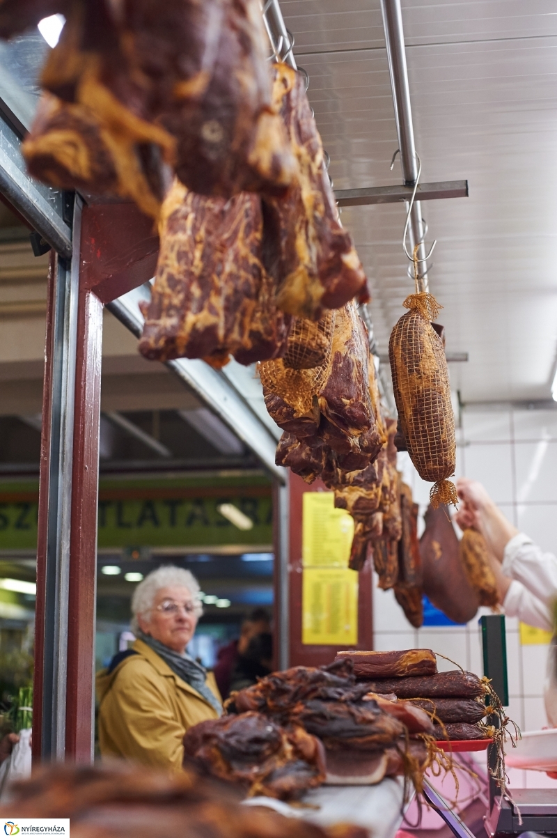 Húsvét előtt a piacon - fotó Szarka Lajos