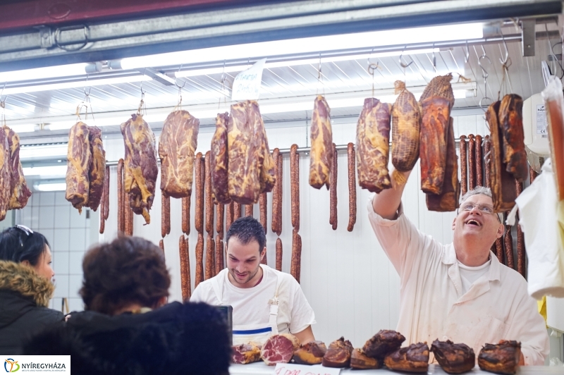 Húsvét előtt a piacon - fotó Szarka Lajos