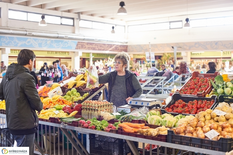 Húsvét előtt a piacon - fotó Szarka Lajos