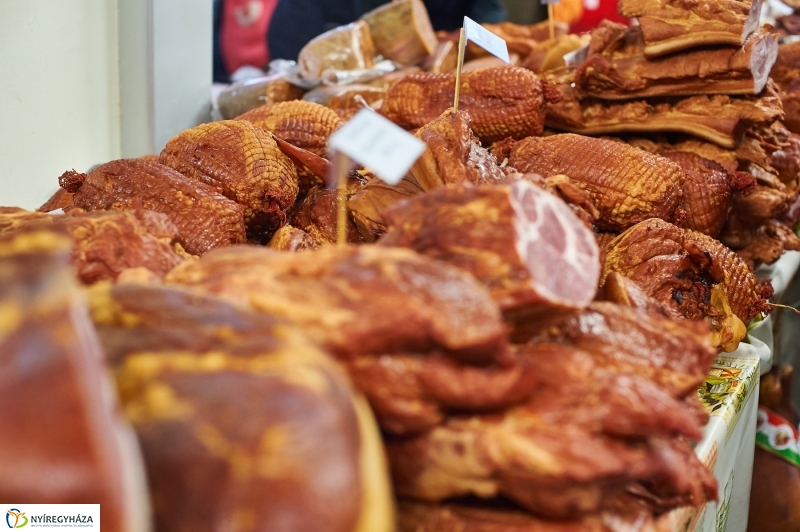 Húsvét előtt a piacon - fotó Szarka Lajos