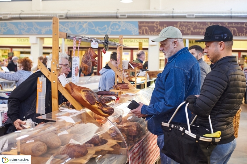 Húsvét előtt a piacon - fotó Szarka Lajos