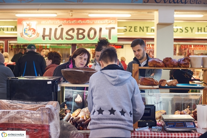 Húsvét előtt a piacon - fotó Szarka Lajos