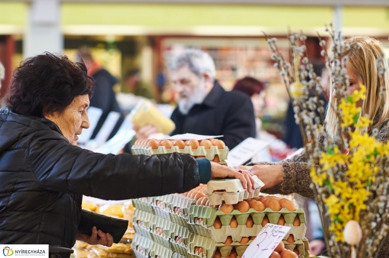 Húsvét előtt a piacon - fotó Szarka Lajos