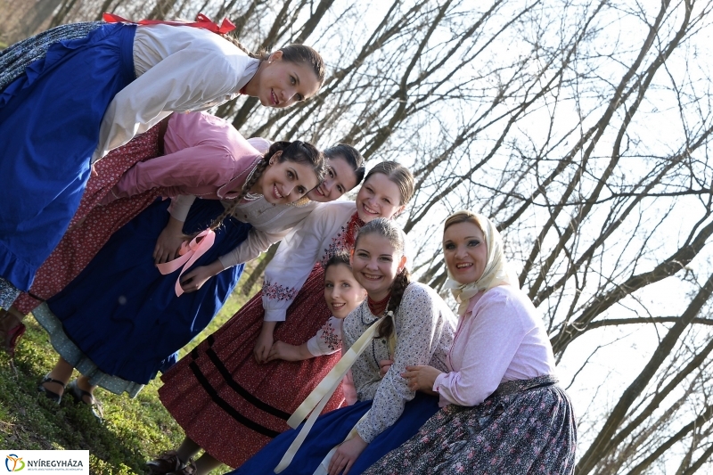 A Szabolcs Néptáncegyüttes húsvéti locsolkodása - fotó Trifonov Éva