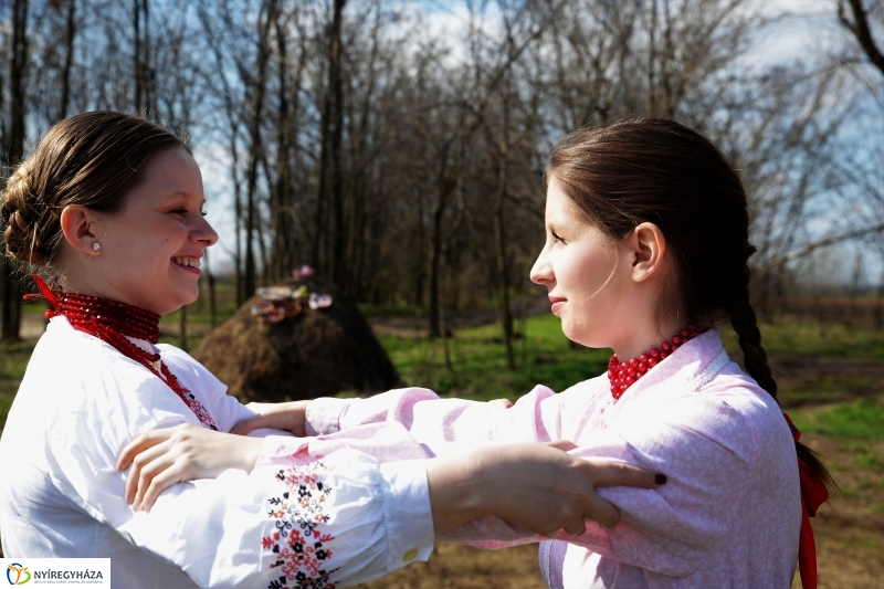 A Szabolcs Néptáncegyüttes húsvéti locsolkodása - fotó Trifonov Éva