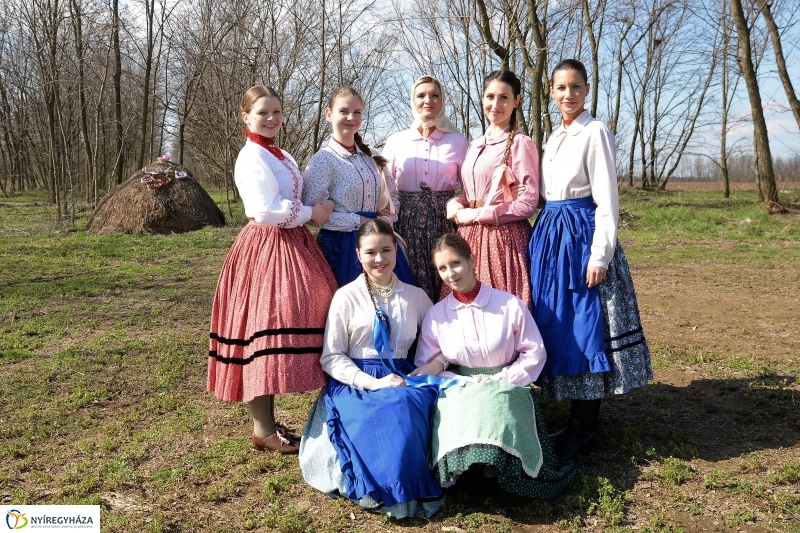 A Szabolcs Néptáncegyüttes húsvéti locsolkodása - fotó Trifonov Éva