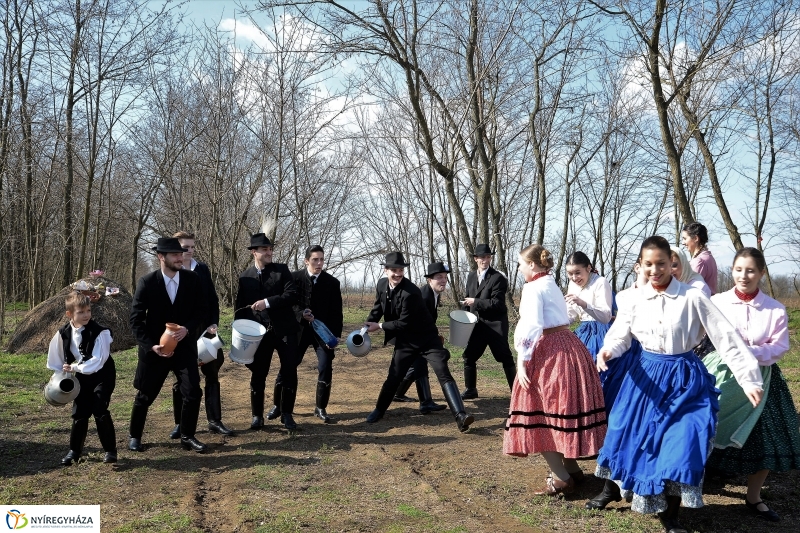A Szabolcs Néptáncegyüttes húsvéti locsolkodása - fotó Trifonov Éva