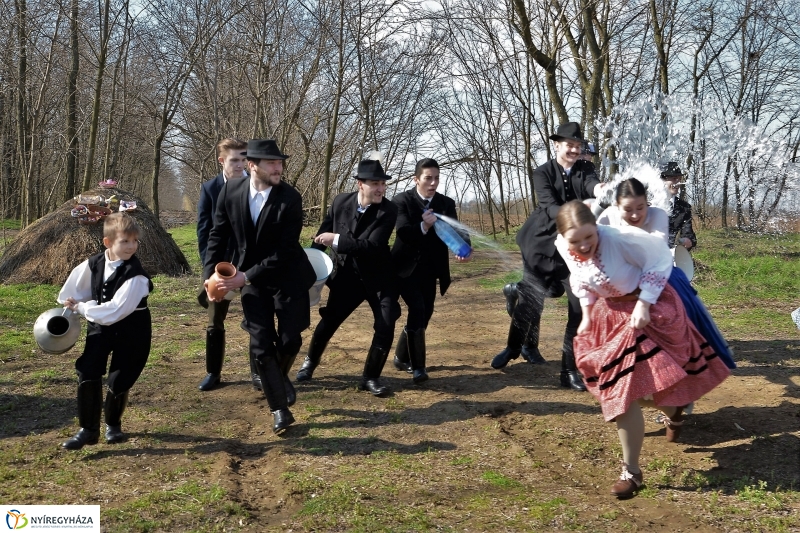 A Szabolcs Néptáncegyüttes húsvéti locsolkodása - fotó Trifonov Éva