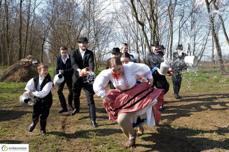 A Szabolcs Néptáncegyüttes húsvéti locsolkodása - fotó Trifonov Éva