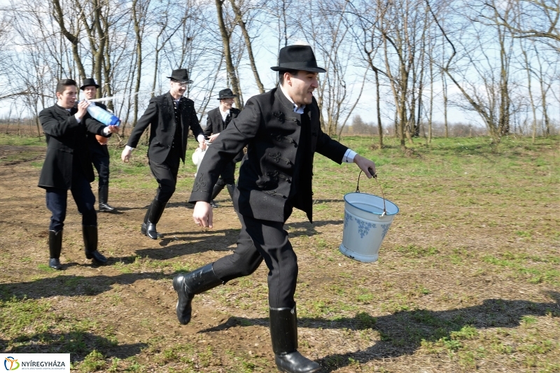 A Szabolcs Néptáncegyüttes húsvéti locsolkodása - fotó Trifonov Éva