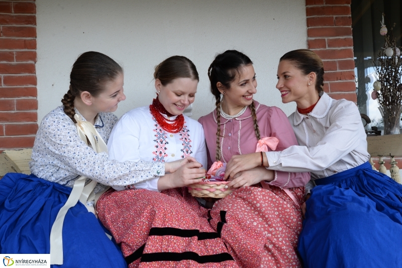 A Szabolcs Néptáncegyüttes húsvéti locsolkodása - fotó Trifonov Éva