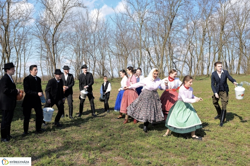 A Szabolcs Néptáncegyüttes húsvéti locsolkodása - fotó Trifonov Éva