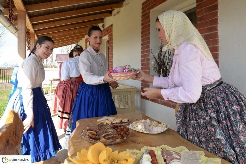 A Szabolcs Néptáncegyüttes húsvéti locsolkodása - fotó Trifonov Éva