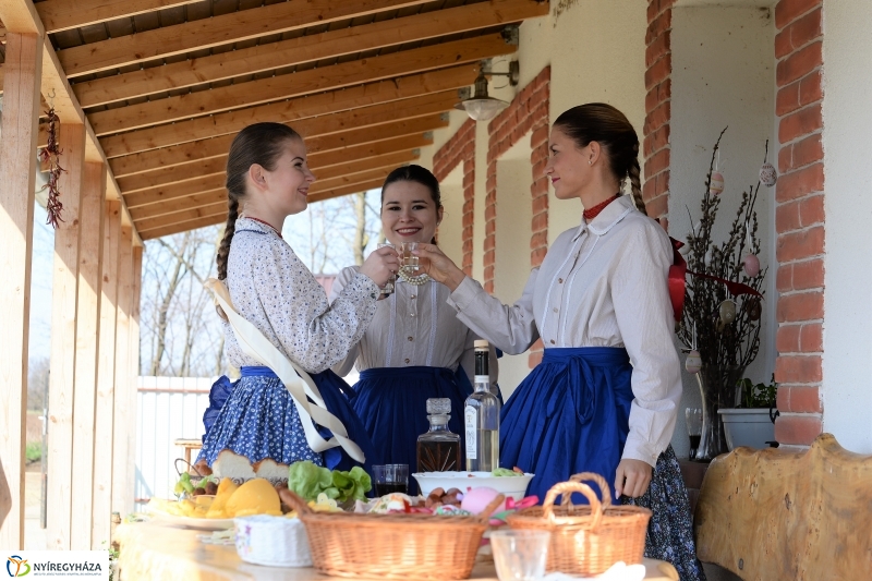 A Szabolcs Néptáncegyüttes húsvéti locsolkodása - fotó Trifonov Éva