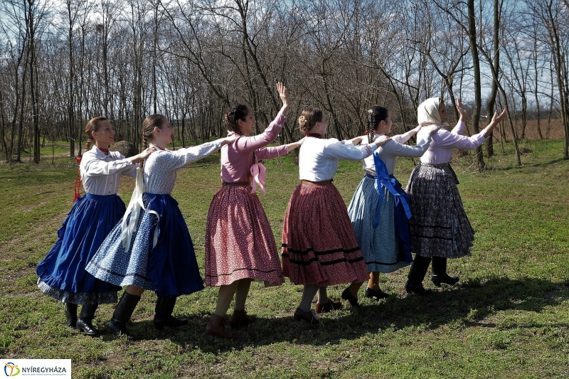 A Szabolcs Néptáncegyüttes húsvéti locsolkodása - fotó Trifonov Éva