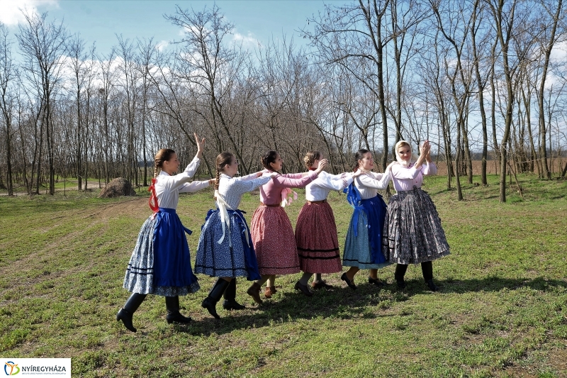A Szabolcs Néptáncegyüttes húsvéti locsolkodása - fotó Trifonov Éva