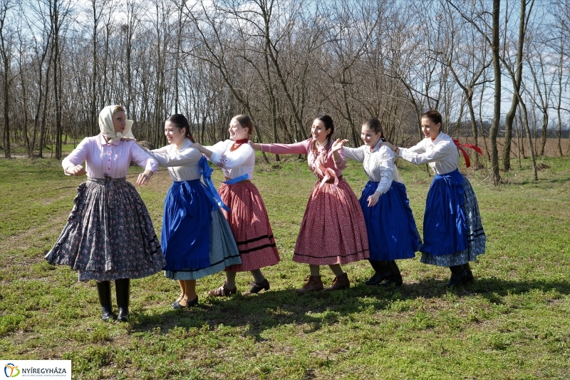 A Szabolcs Néptáncegyüttes húsvéti locsolkodása - fotó Trifonov Éva