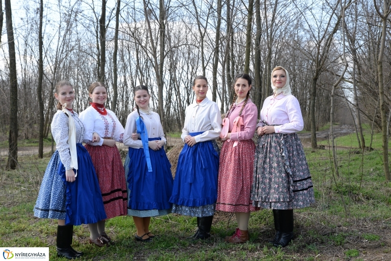 A Szabolcs Néptáncegyüttes húsvéti locsolkodása - fotó Trifonov Éva