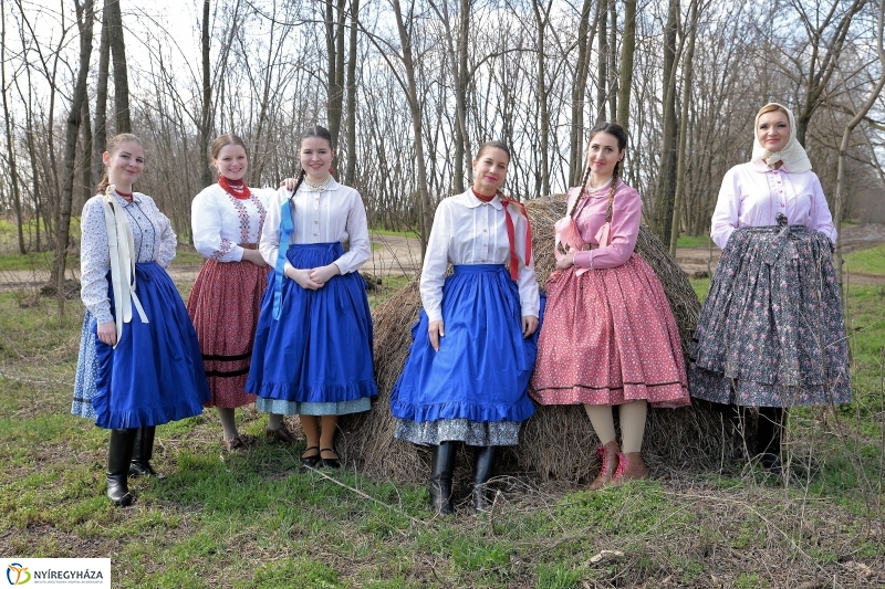 A Szabolcs Néptáncegyüttes húsvéti locsolkodása - fotó Trifonov Éva