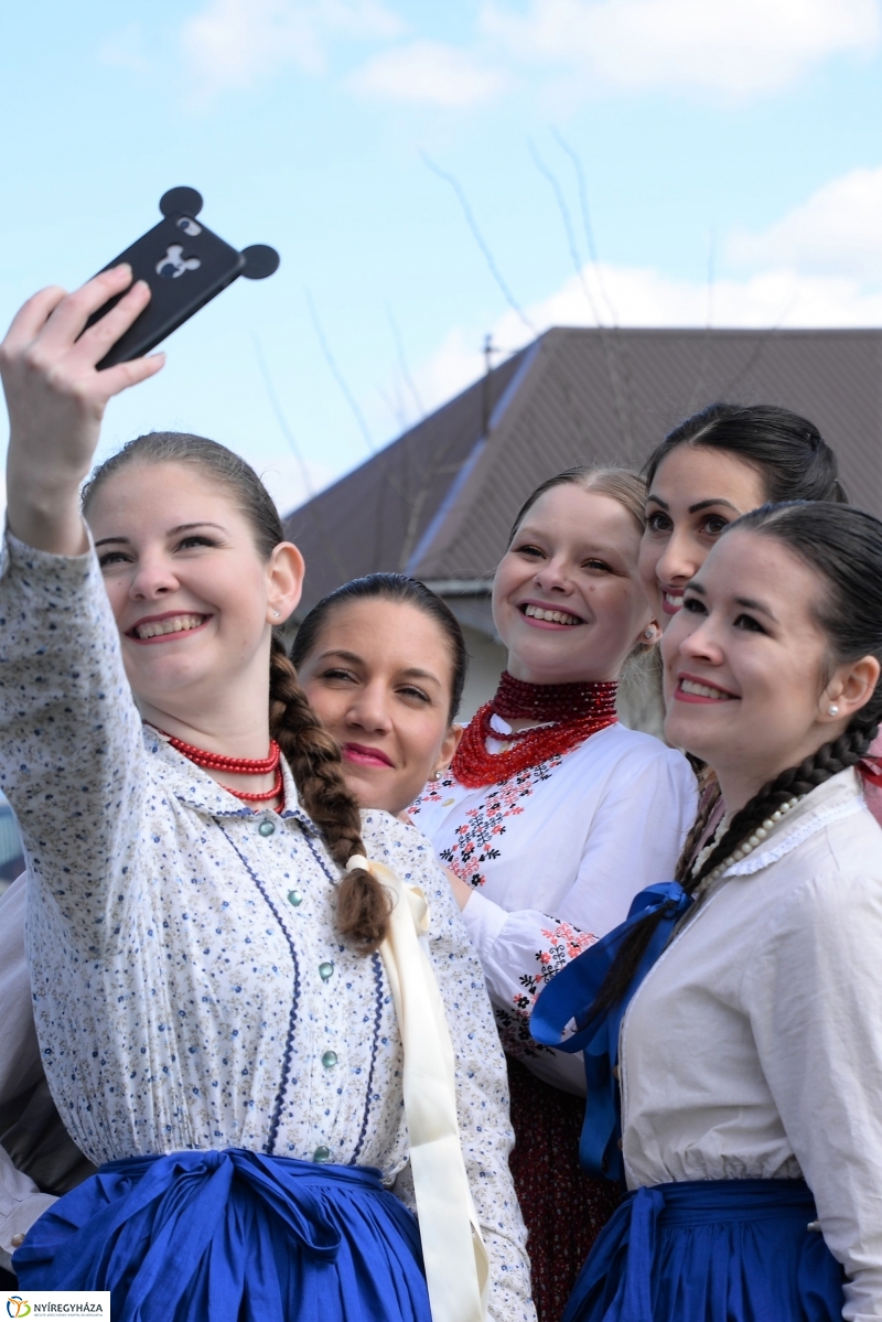 A Szabolcs Néptáncegyüttes húsvéti locsolkodása - fotó Trifonov Éva