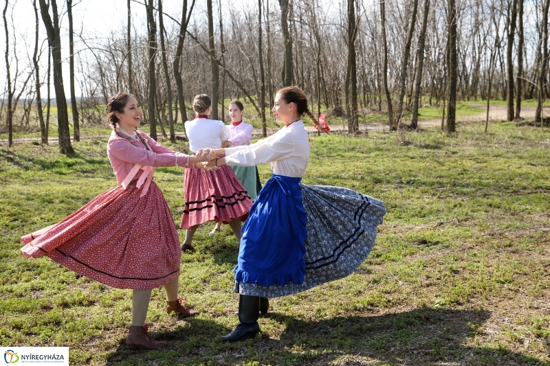 A Szabolcs Néptáncegyüttes húsvéti locsolkodása - fotó Trifonov Éva