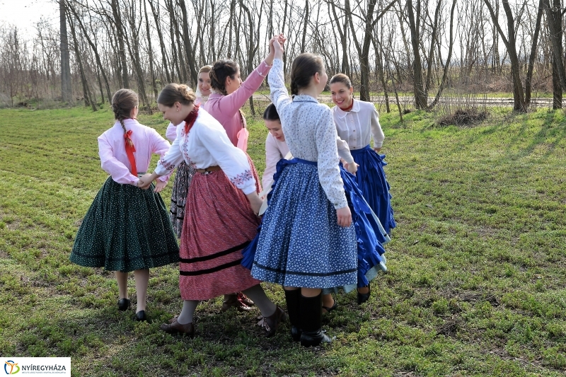 A Szabolcs Néptáncegyüttes húsvéti locsolkodása - fotó Trifonov Éva