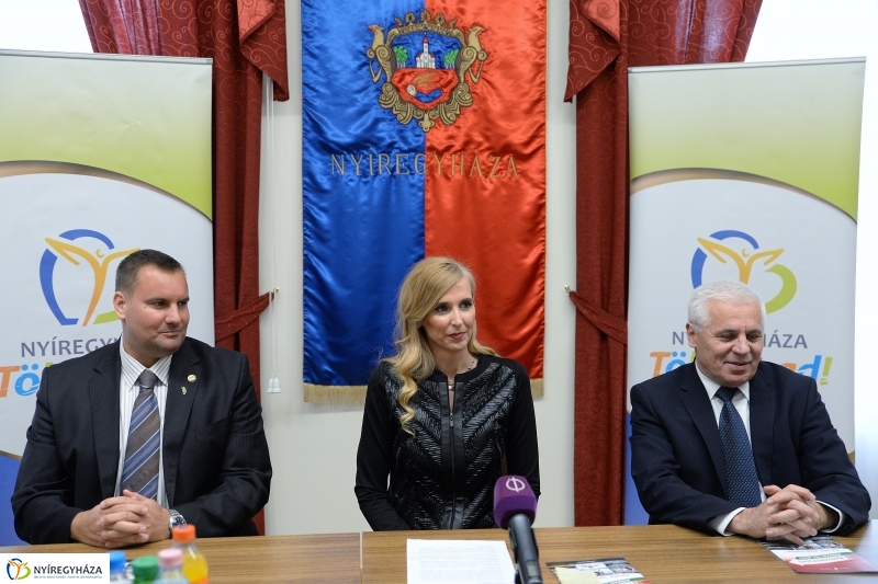 Hiszek benned program - bejelentés a Városházán - fotó Trifonov Éva