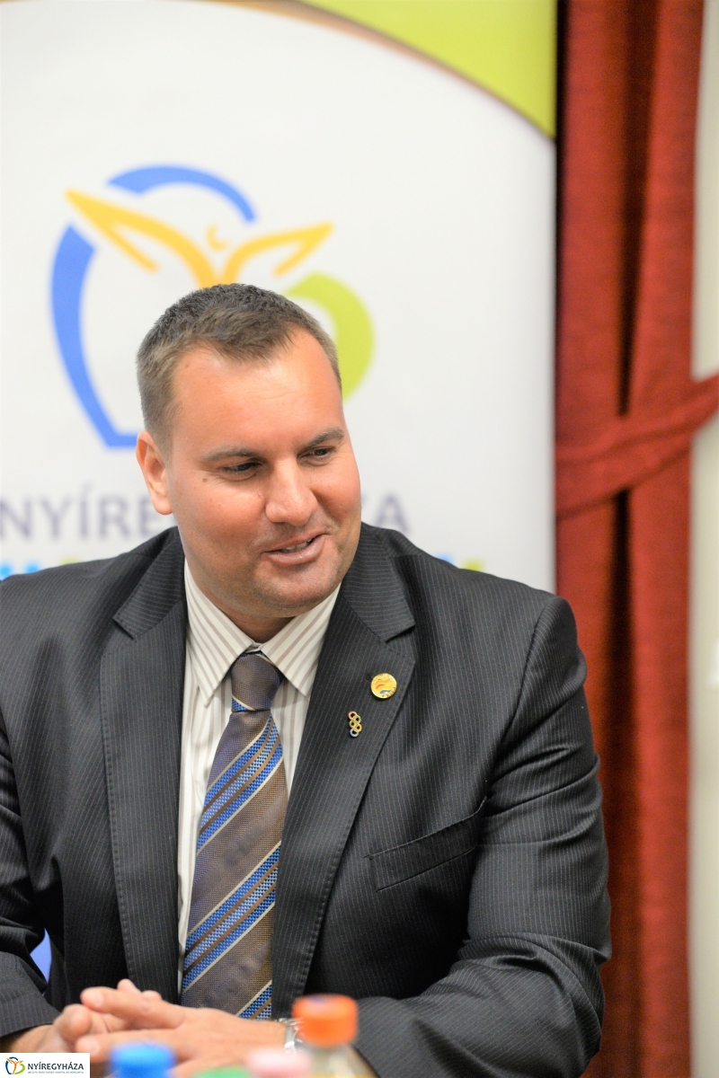 Hiszek benned program - bejelentés a Városházán - fotó Trifonov Éva