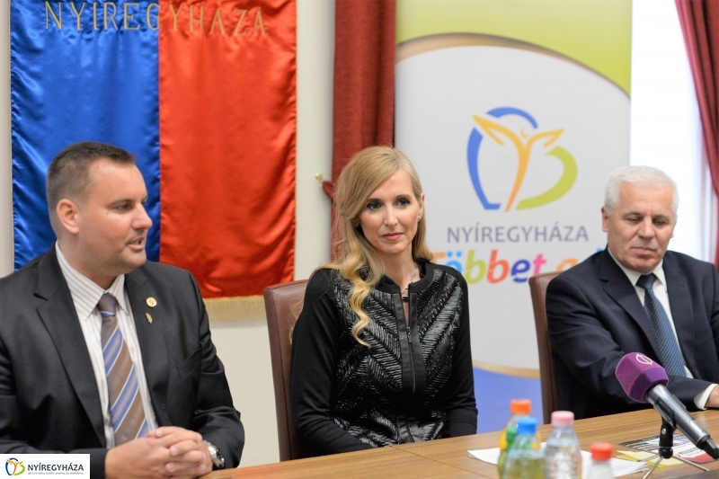 Hiszek benned program - bejelentés a Városházán - fotó Trifonov Éva