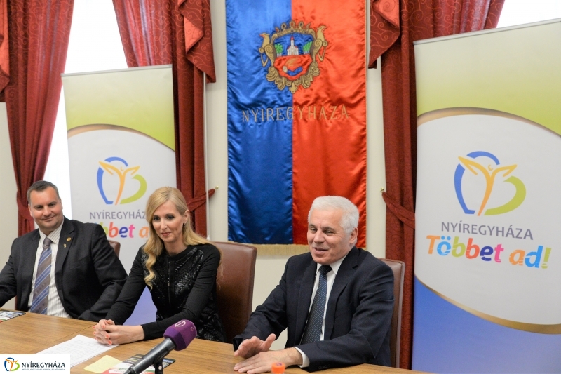 Hiszek benned program - bejelentés a Városházán - fotó Trifonov Éva