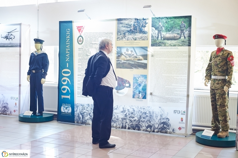 Honvédségi kiállítás az egyetemen - fotó Szarka Lajos